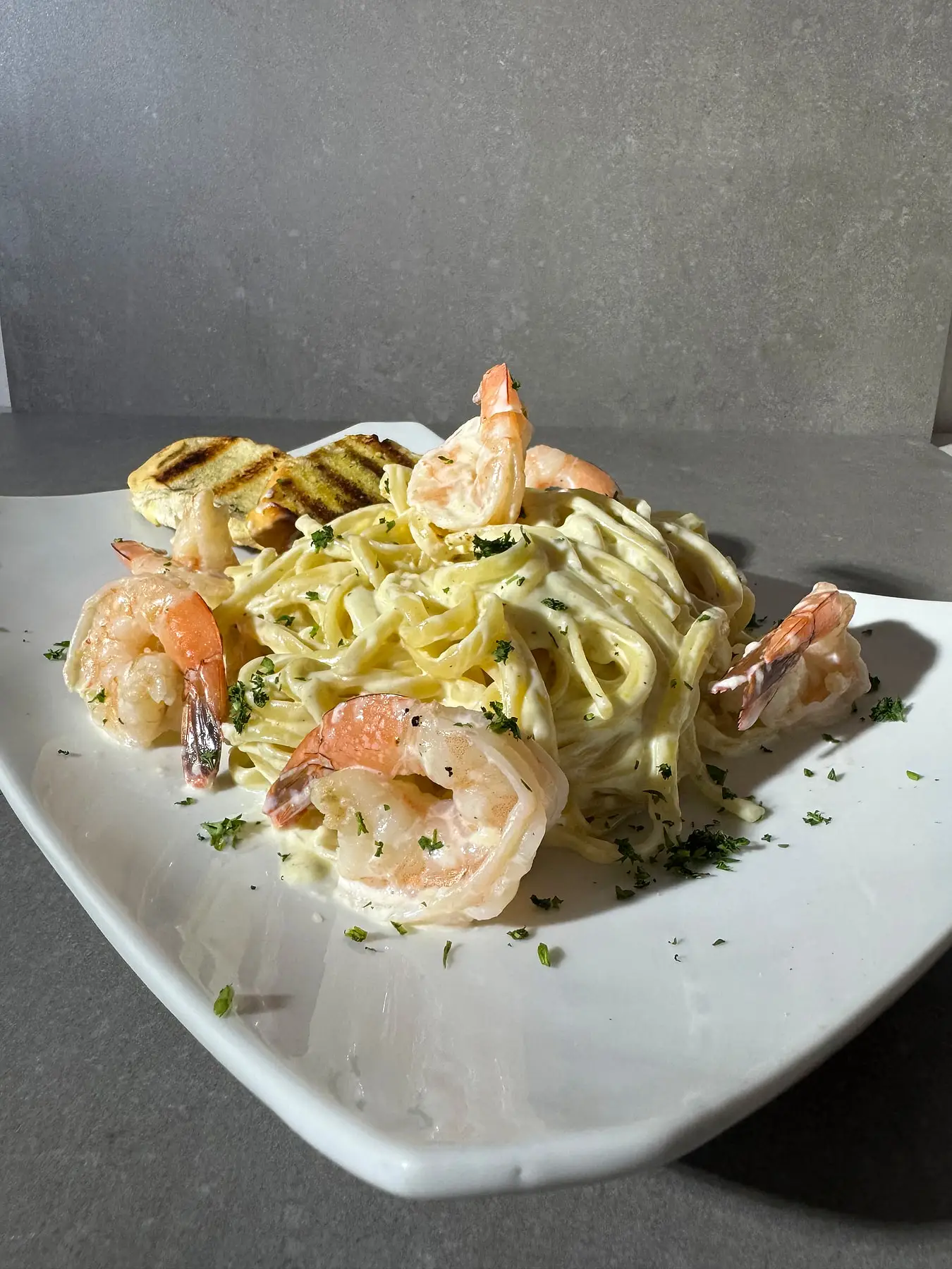 Fettuccine with grilled shrimp served at Mi Dushi Casibari